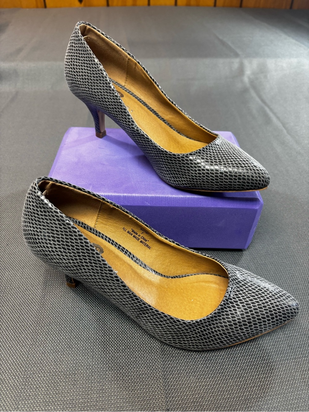Riverberry Women's silver Grey faux Snakeskin Pointed-Toe Kitten Heel Pumps Sz 7